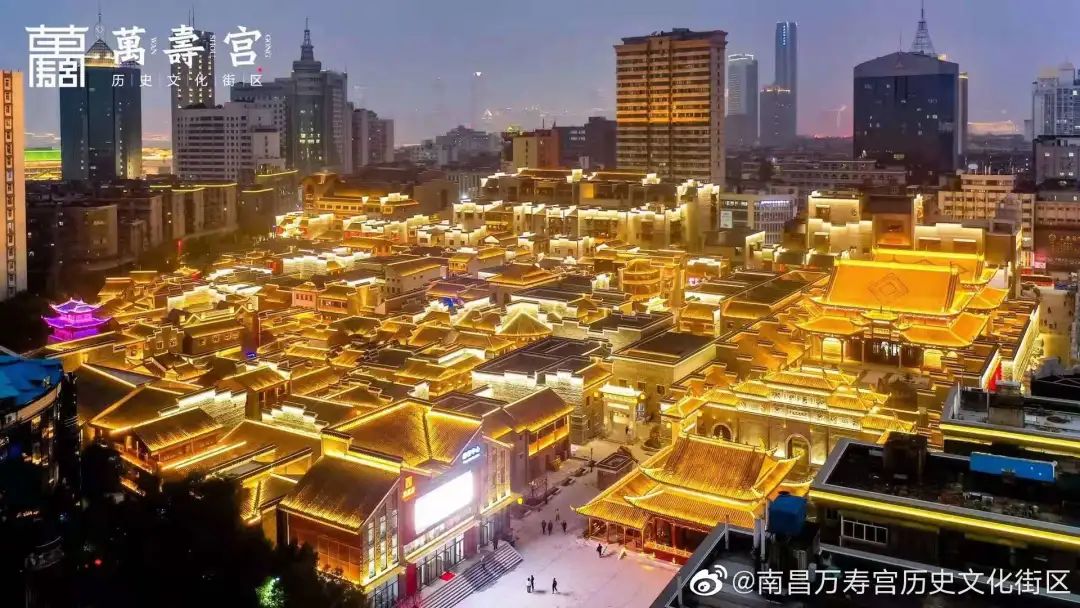 万寿宫历史文化街区夜景，青灰色赣派建筑群灯光璀璨