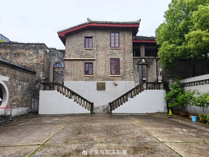 叶挺指挥部旧址建筑侧面，青砖灰瓦的历史风貌