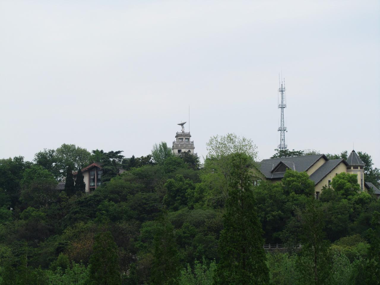 北极阁气象观测塔全景，六角形四层钢筋混凝土结构，底层六根大圆柱柱式外廊清晰可见