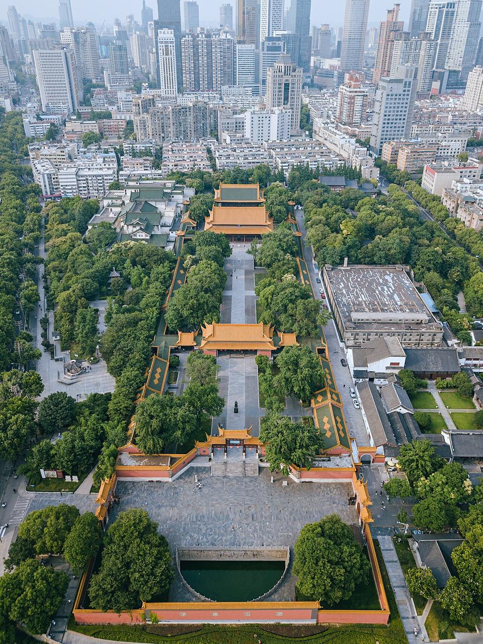 朝天宫航拍全景，建筑群沿中轴线排列，红墙黄瓦，冶山位于画面北端