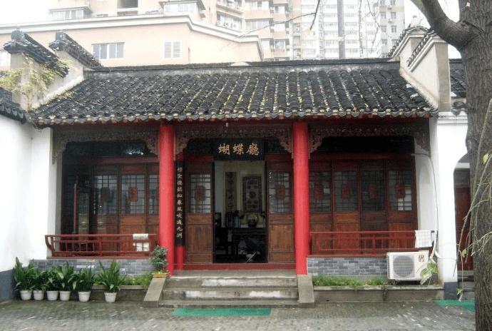 净觉寺"敕赐"砖雕牌坊，四柱三间中式风格，高约8.7米