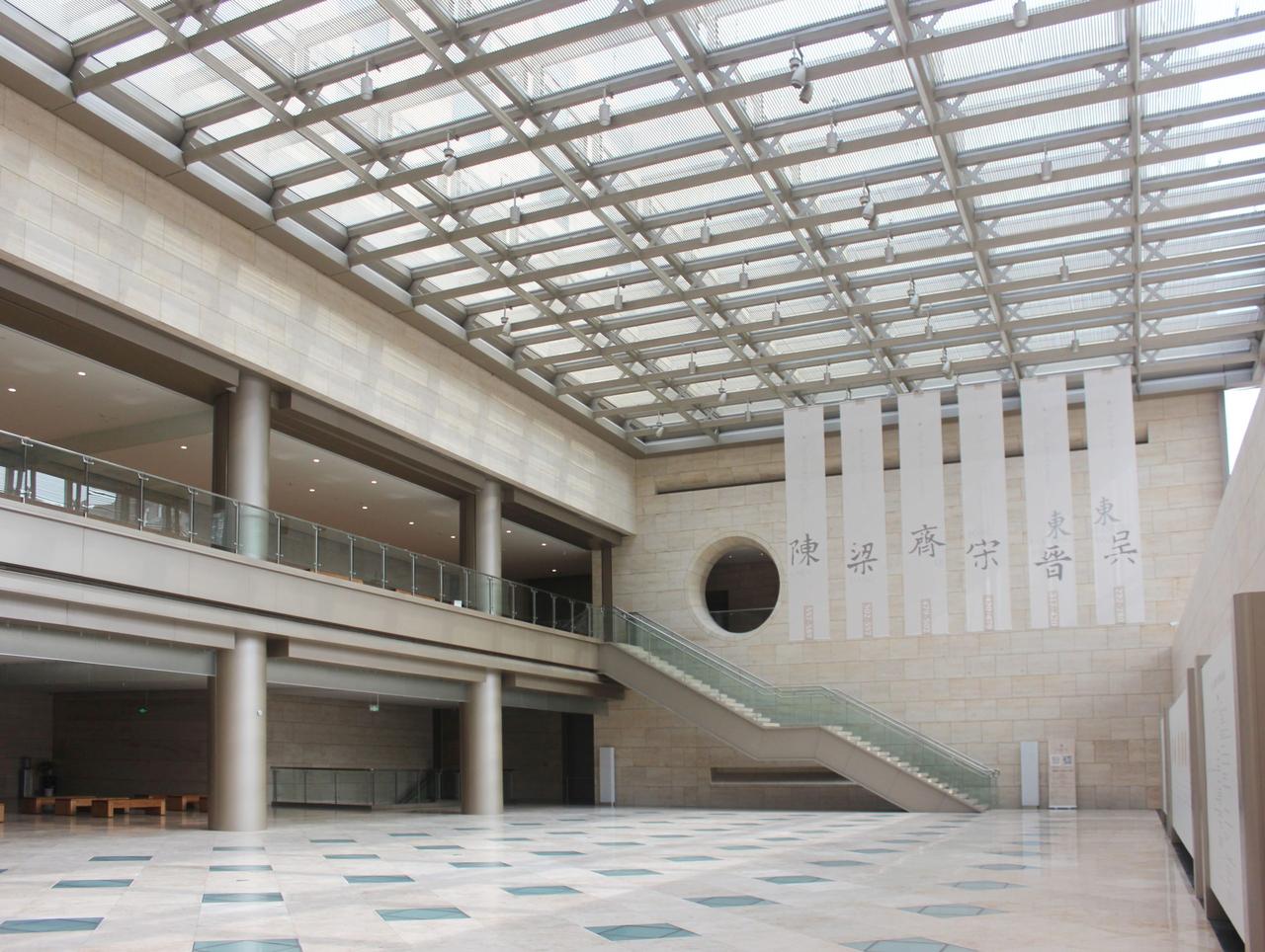 南京图书馆建康城遗址展示大厅的玻璃地坪俯视图