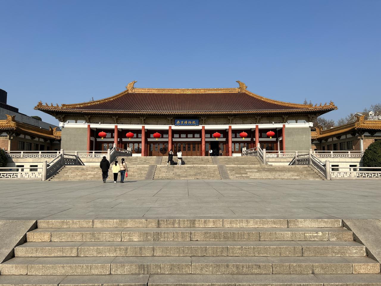老大殿正立面全景，九开间庑殿顶、灰色琉璃瓦、月台与台阶