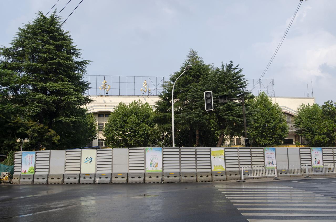 南京西站（下关火车站旧址）黄色 U 形站房外景，西侧五孔大拱门入口