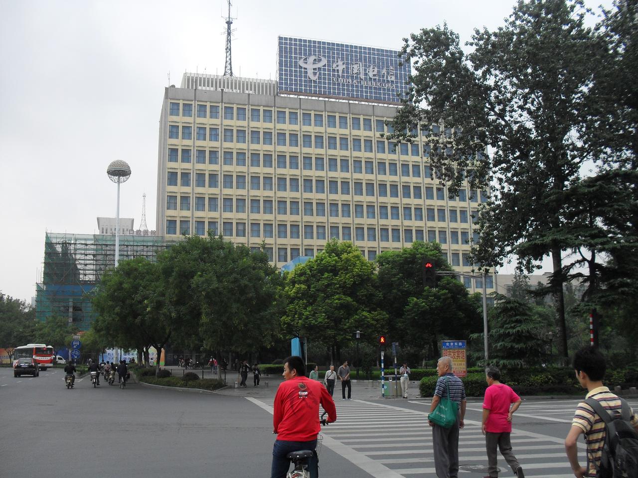 鼓楼城台，中山大道在此转折分为中山北路与中山路两段