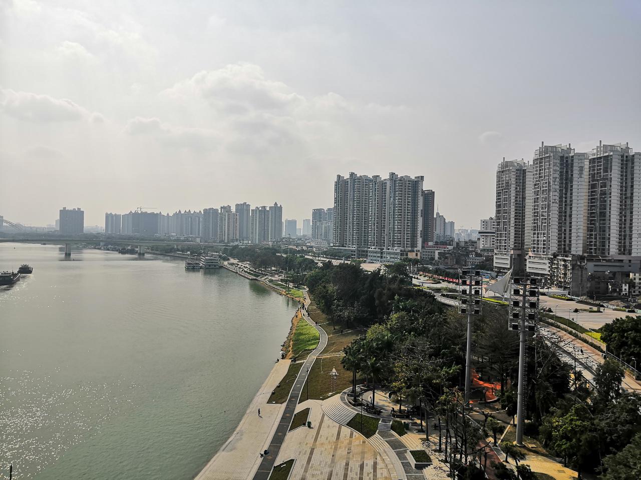 畅游阁俯瞰邕江和民生广场的全景