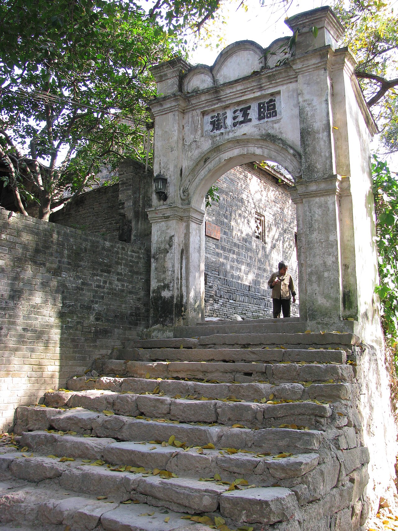 扬美古镇临江闸门，河岸一侧的旧城门