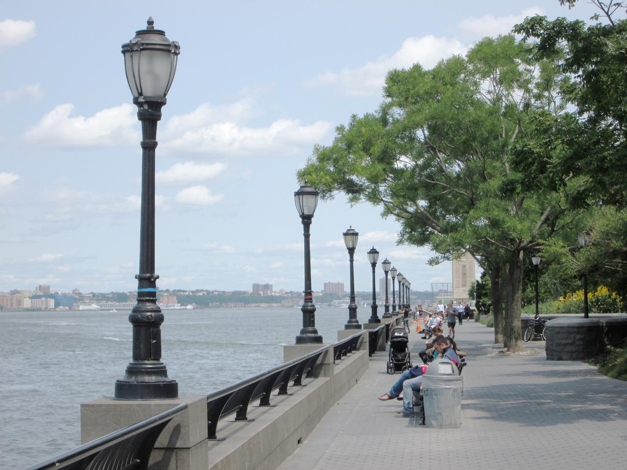 从滨水步道向北看 Battery Park City 的 Esplanade 和 Brookfield Place