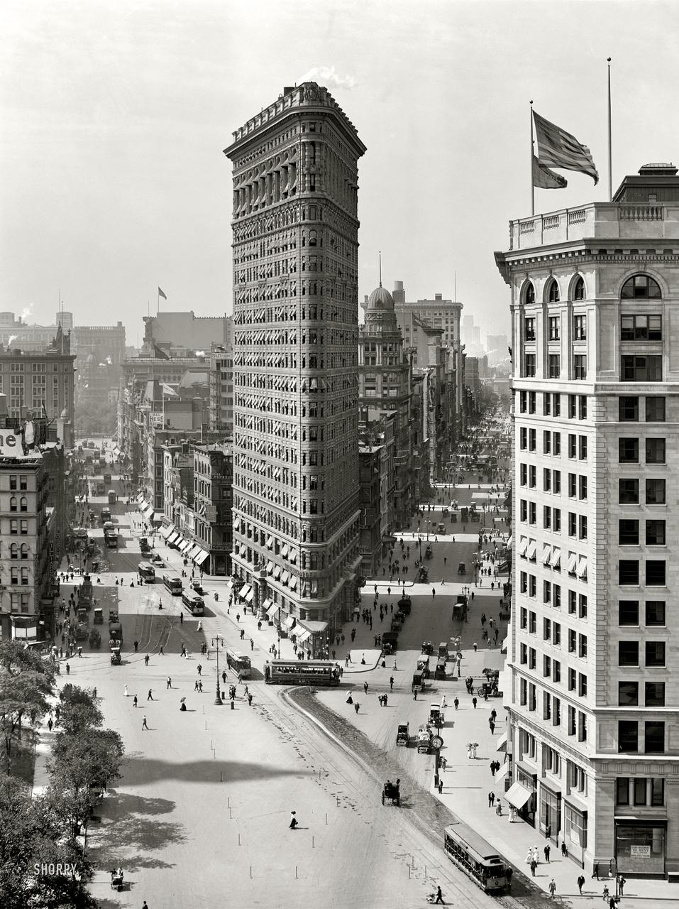 1909 年的 Flatiron Building，Broadway 与第五大道交汇处的三角地块