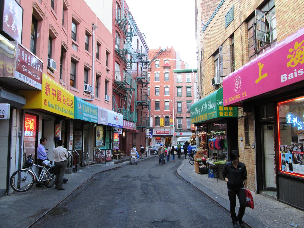 Doyers Street 的急弯和密集招牌