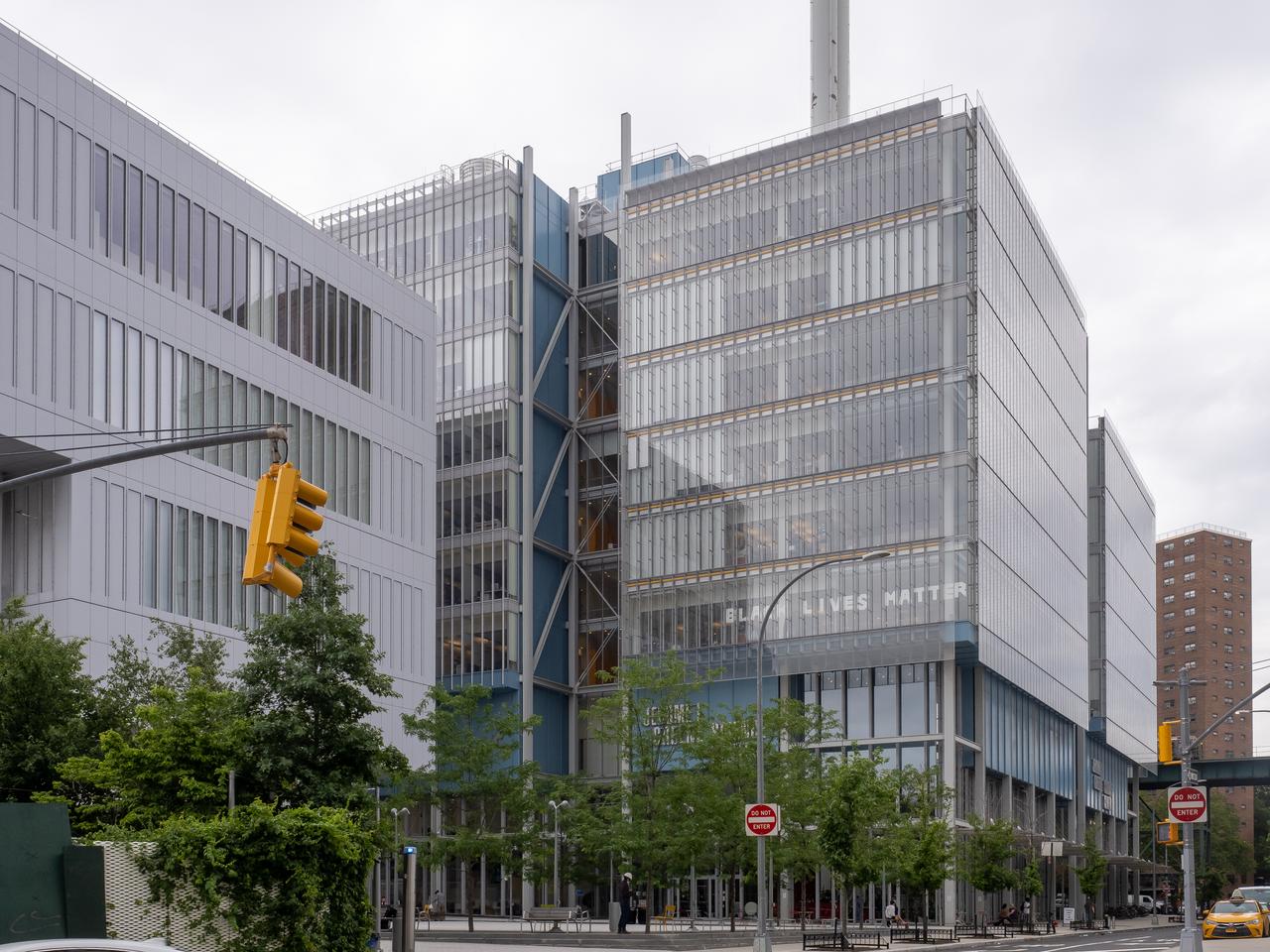 Jerome L. Greene Science Center 的玻璃幕墙在 Broadway 街面层完全通透