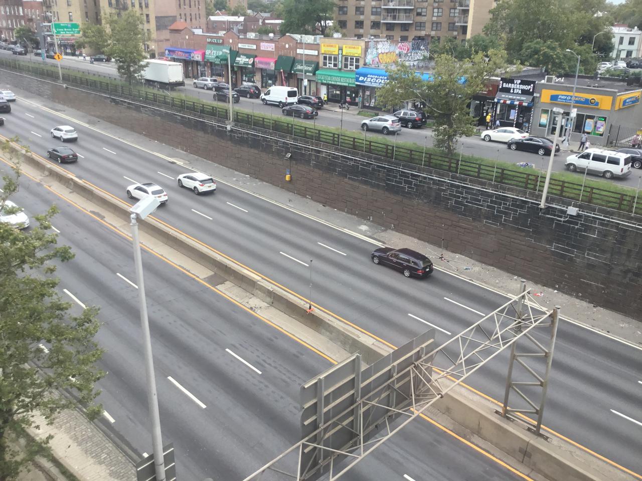 Cross-Bronx Expressway 的挡墙和紧邻的商铺