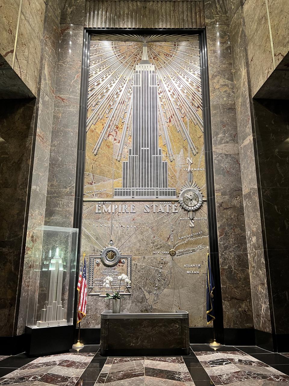 第五大道入口大厅的金属浮雕地图和 Art Deco 装饰
