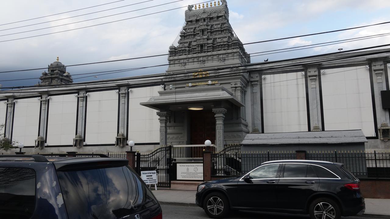 甘尼许庙（Ganesh Temple）在 Bowne Street 的外观
