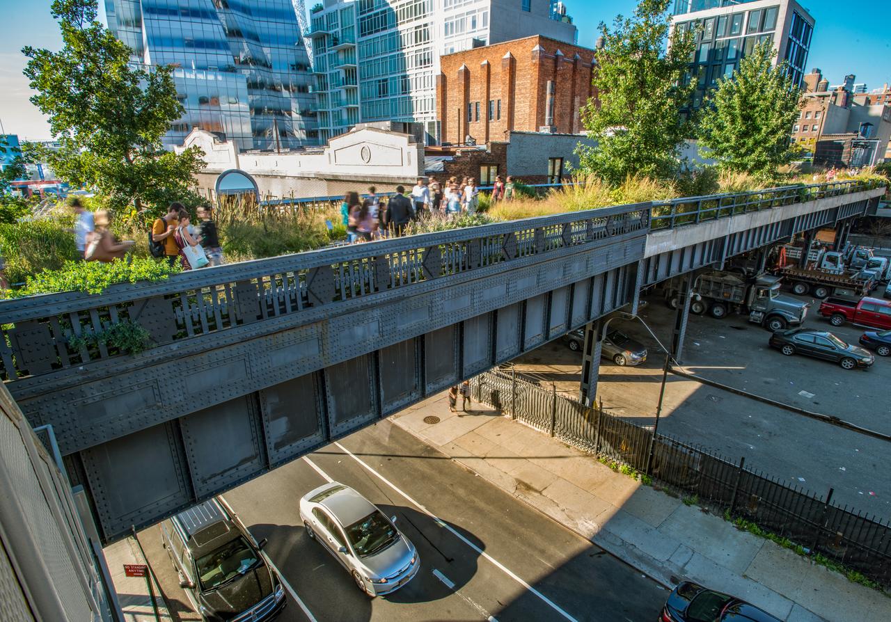 High Line 上的保留铁轨和种植带