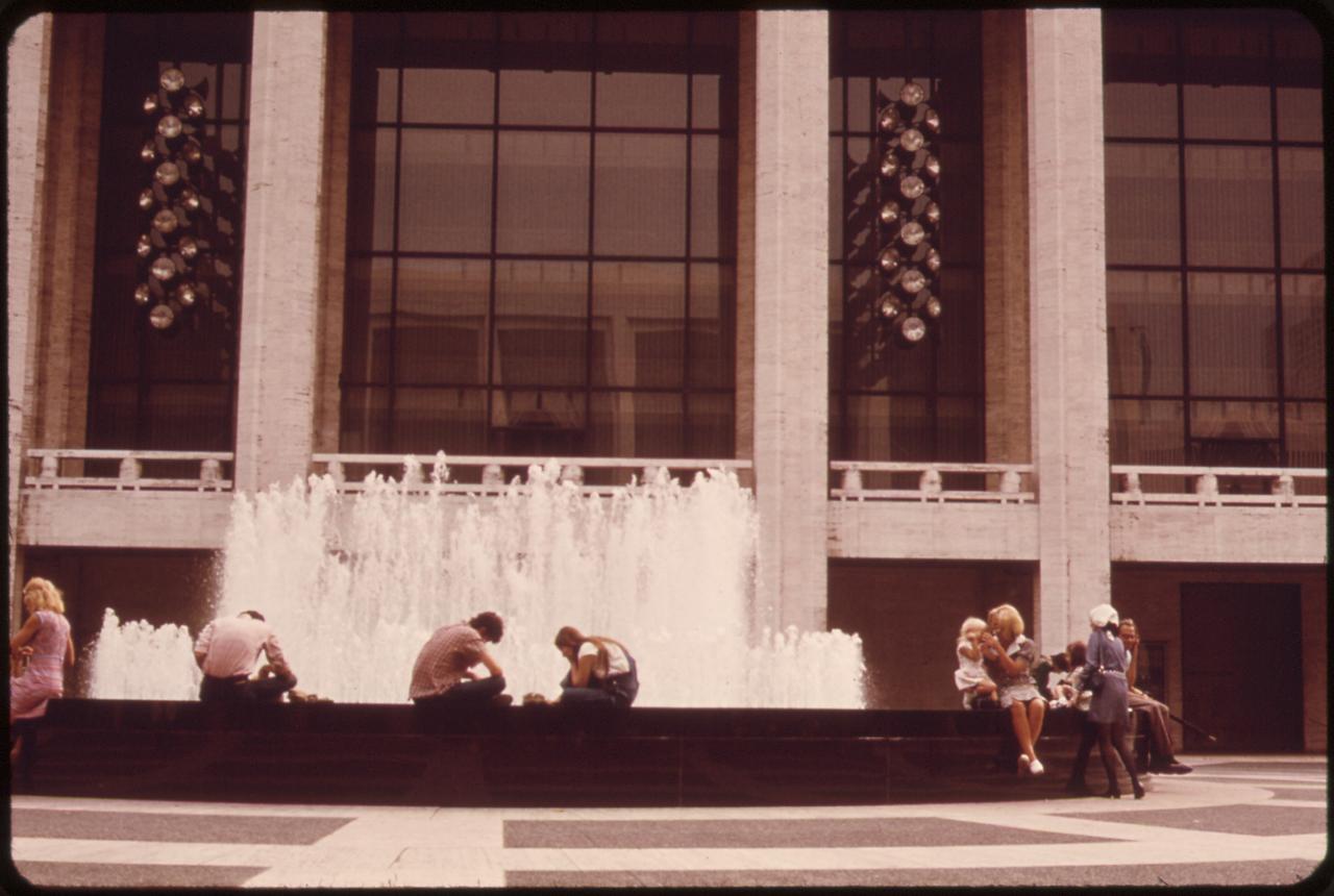 Lincoln Center 广场的围合布局：超级街区的空间组织