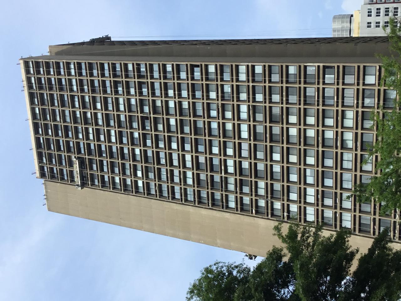 Silver Towers 从 Village 的低层建筑中升起
