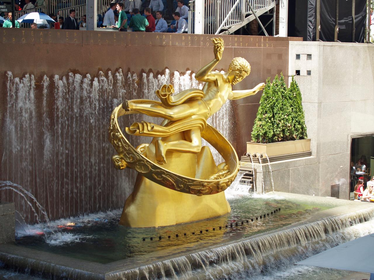 Rockefeller Center 下沉广场和 Prometheus 雕塑