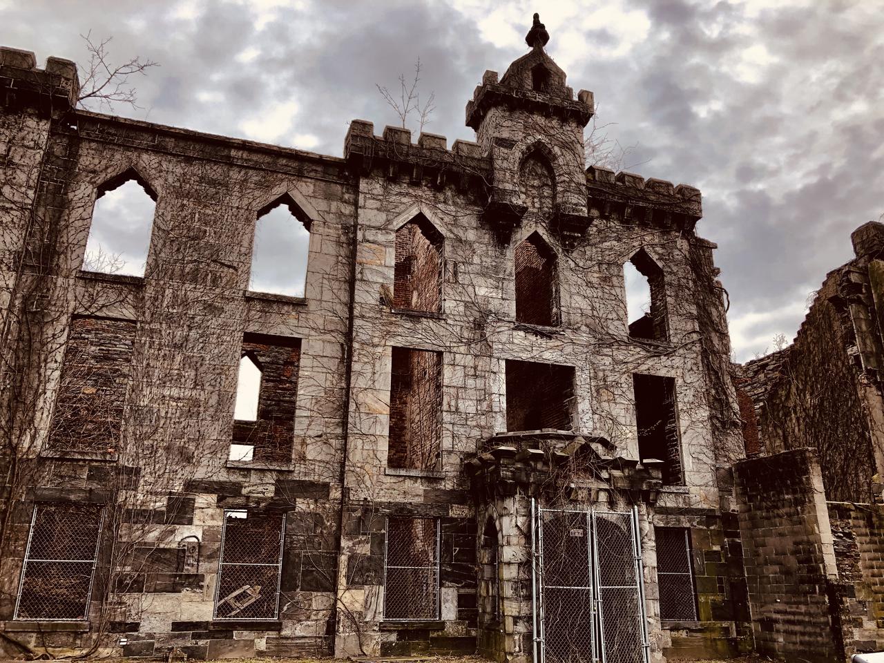Renwick Smallpox Hospital 废墟的哥特复兴风格残墙