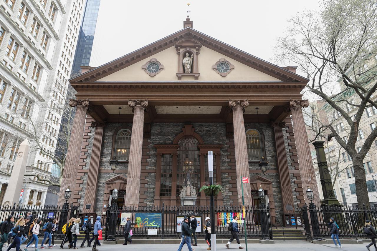 St. Paul's Chapel 正立面与周围金融区摩天楼的对比