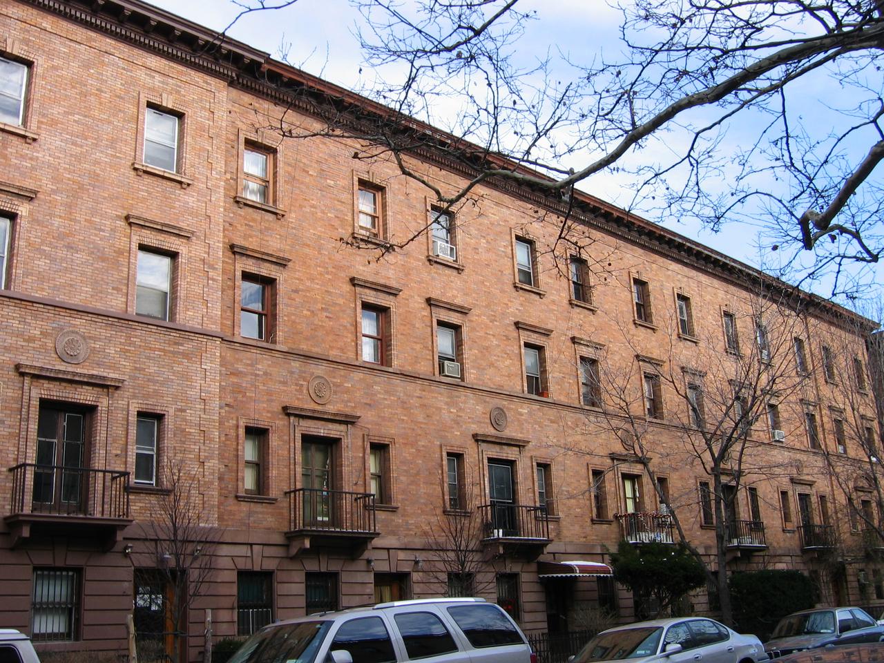 Stanford White 设计的西 139 街北侧联排屋，意大利文艺复兴风格