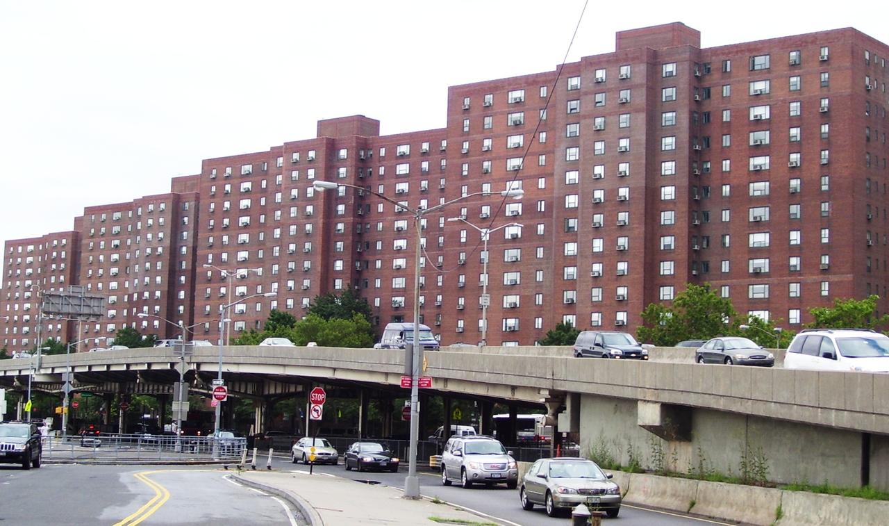 Stuyvesant Town 红砖立面从 FDR Drive 望去