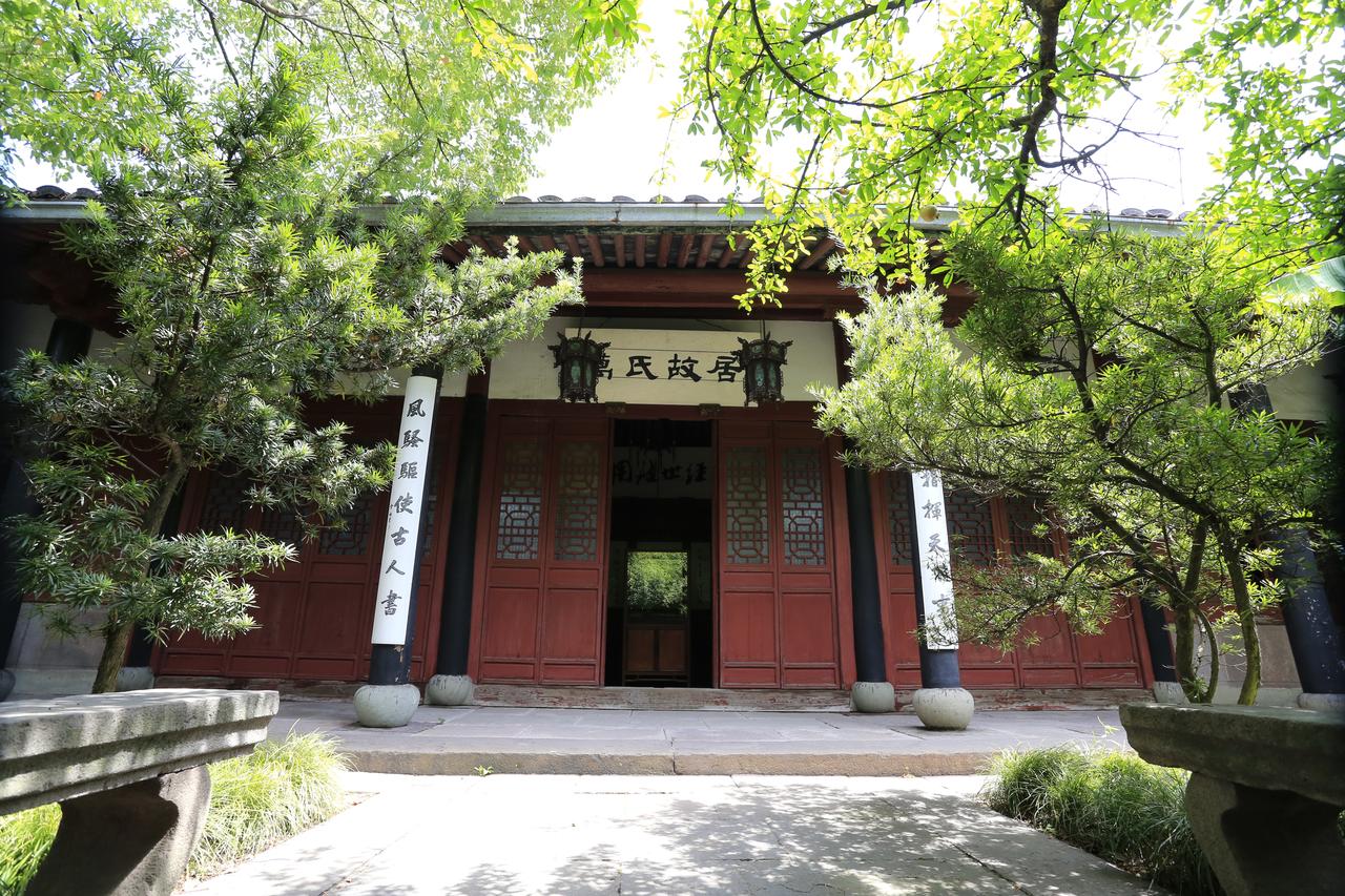 白云庄正门外景，白墙黑瓦与木门