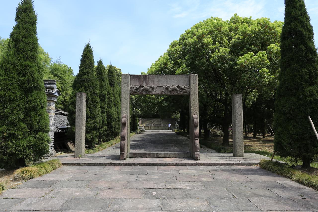 万邦孚墓道明代石牌坊，刻有"明都督万公贞藏"