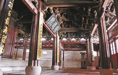 保国寺大殿内宋代斗拱与梁架结构