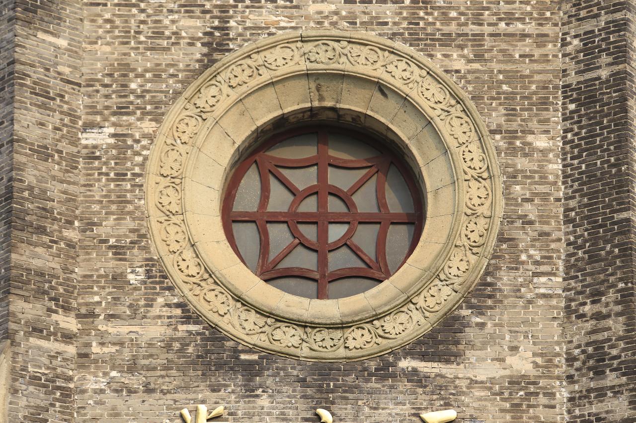 教堂建筑细部：尖券门窗与青砖外墙