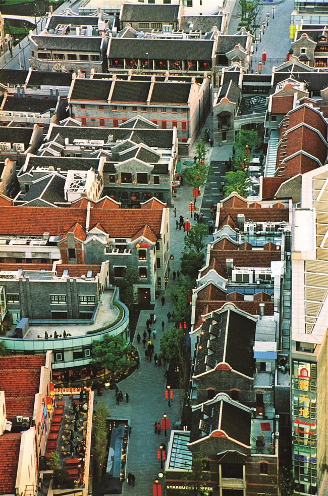 1844新天地街区鸟瞰，可见"1844"标识和红砖建筑群与现代商街的并置。