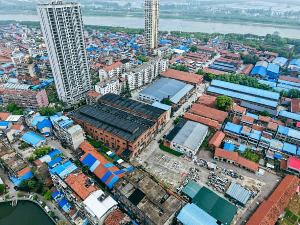 1844新天地红砖厂房外景，锯齿形屋顶与旧烟囱清晰可见