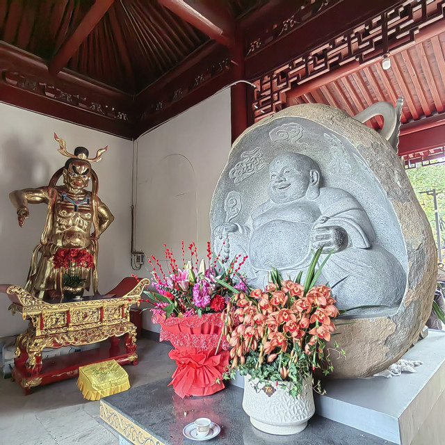 岳林寺内供奉的布袋和尚（弥勒）像