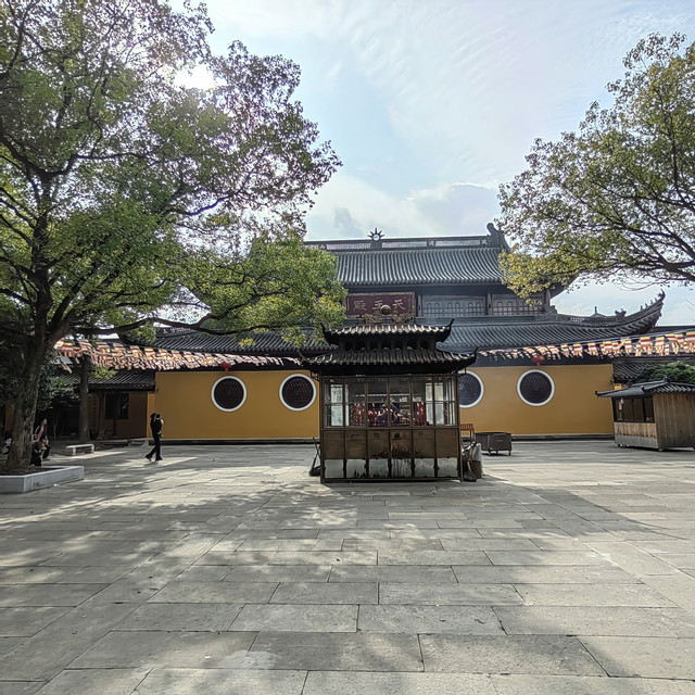 岳林寺黄墙与檐角，当代重建的佛教建筑