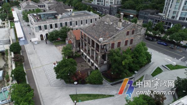 浙海关旧址外景，青砖墙面与周边现代建筑并置