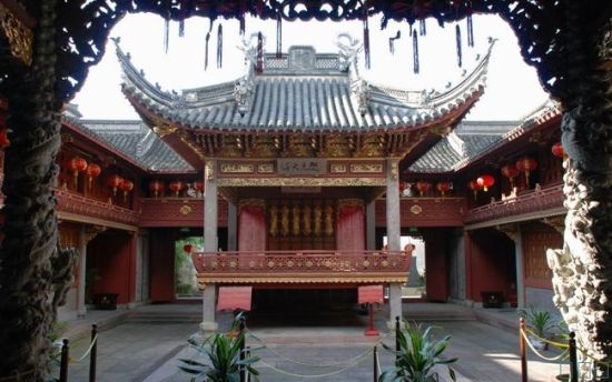 庆安会馆正面门楼，砖雕与石狮