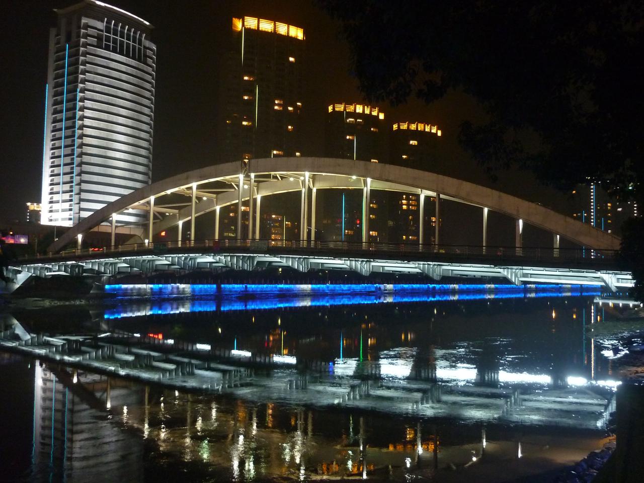 灵桥夜景：银灰色的钢桁架拱桥横跨奉化江