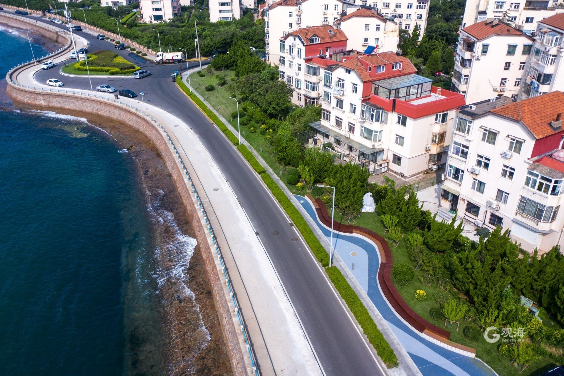 滨海步行道西陵峡路段的木栈道，紧邻海岸线延伸