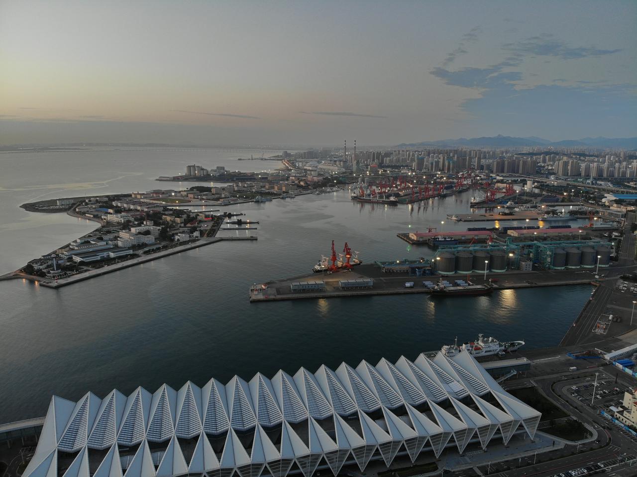 六号码头前的货运堆场已被改造为公共空间，港口功能在货运和客运之上叠加了城市休闲