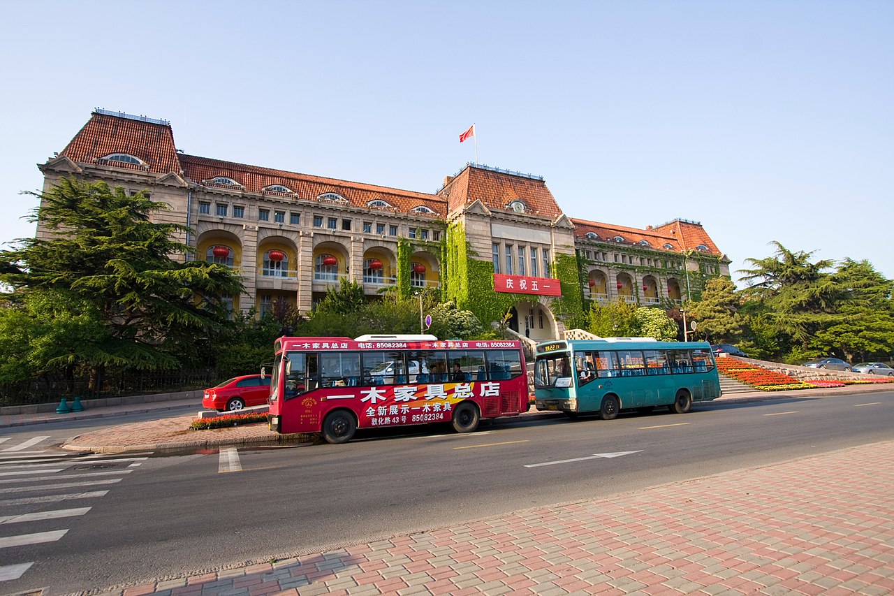 青岛路南端的海滨半圆形绿地，原为叶世克纪念碑位置，背后是青岛湾