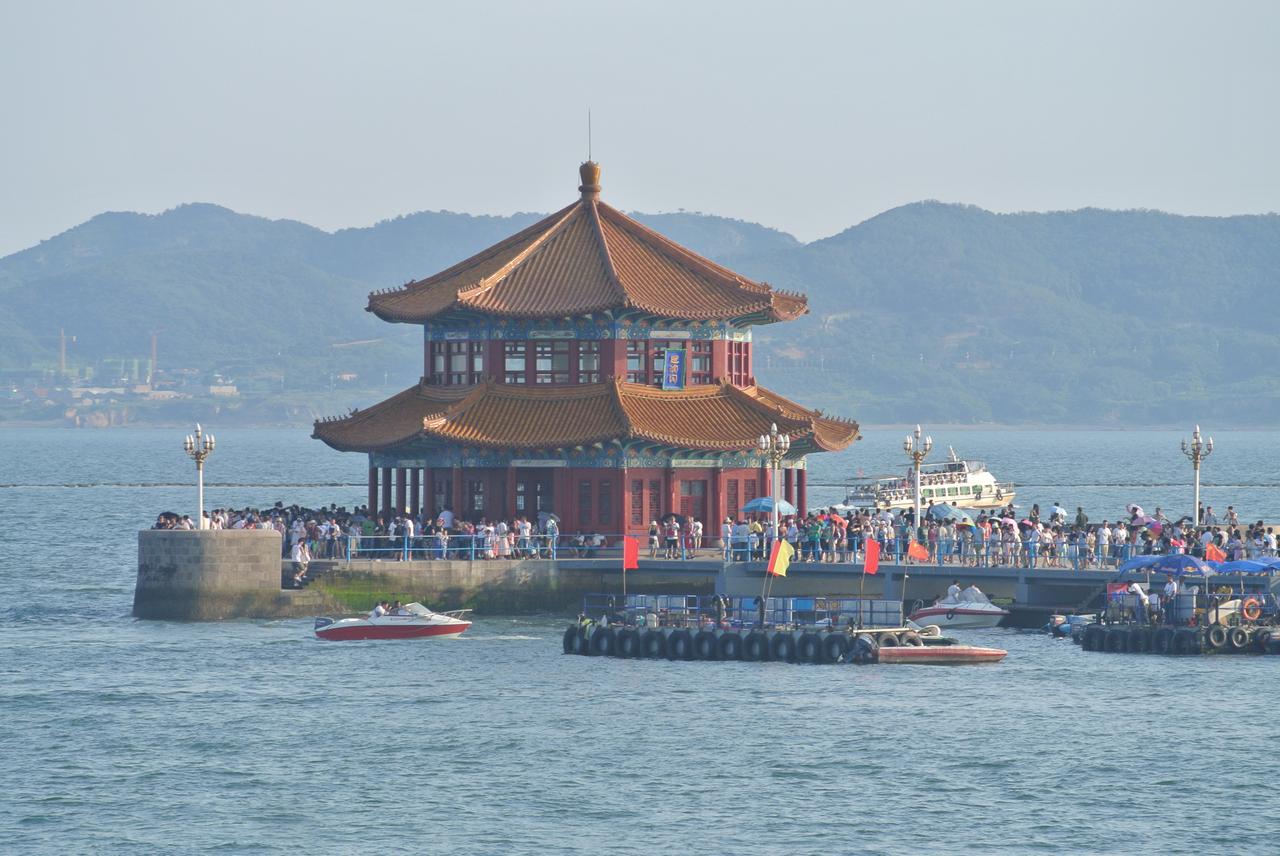 回澜阁近景：双层八角蓝瓦亭阁，24根朱色廊柱