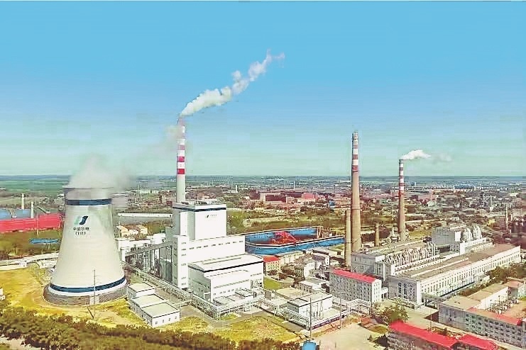 富拉尔基热电厂厂区鸟瞰，冷却塔和烟囱构成富拉尔基工业天际线的最高元素