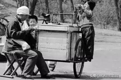 齐齐哈尔车辆厂早期生产场景老照片，工人正在组装铁路货车