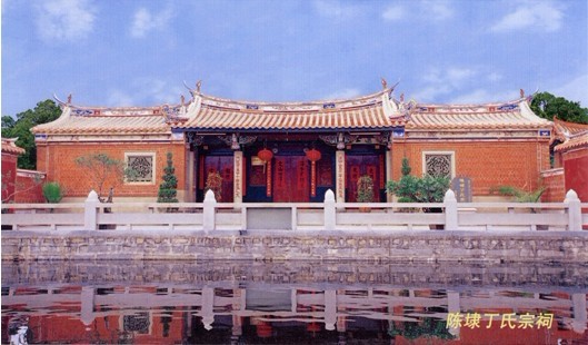 陈埭丁氏宗祠正面：闽南红砖燕尾脊建筑外观