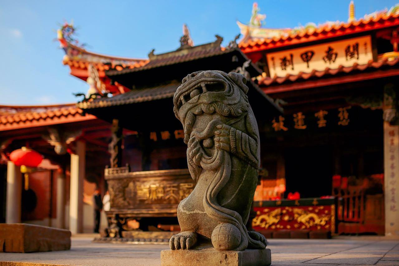 承天寺入口甬道与宋代石塔：百米林荫道从南俊巷通向寺院