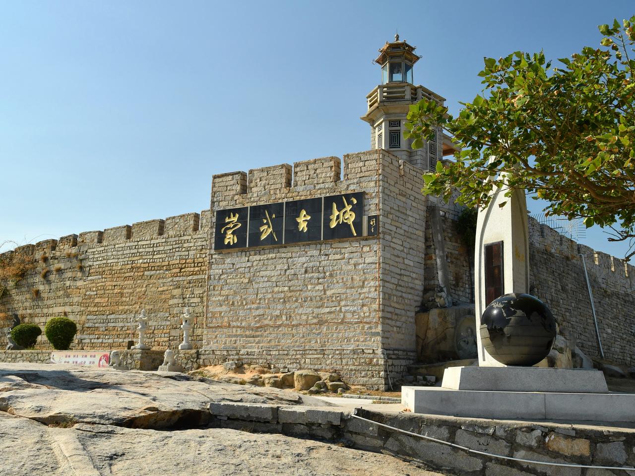 崇武古城城墙与半月湾海滩：花岗岩城墙沿海岸延伸