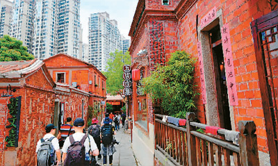 五店市红砖建筑群与远处高楼同框，传统与现代的尺度对比
