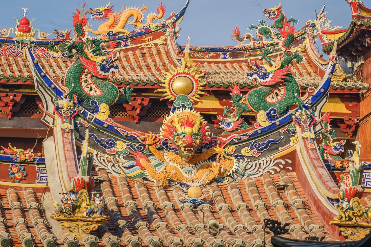 关岳庙屋顶剪瓷雕：龙凤花鸟装饰的燕尾脊