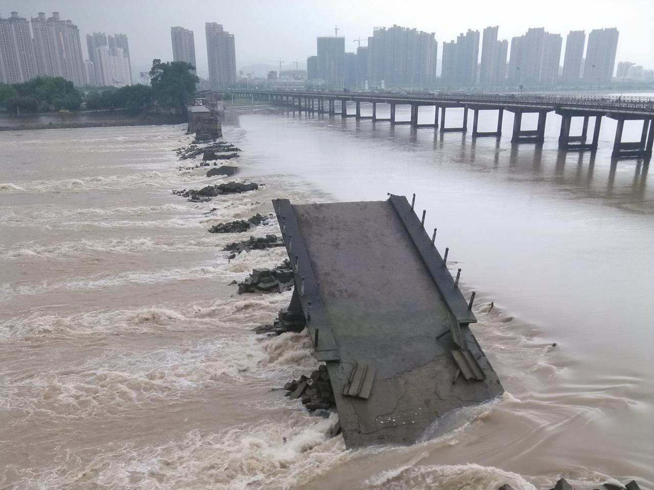 顺济桥遗址日景：破损桥墩与远处城市天际线形成古今对照