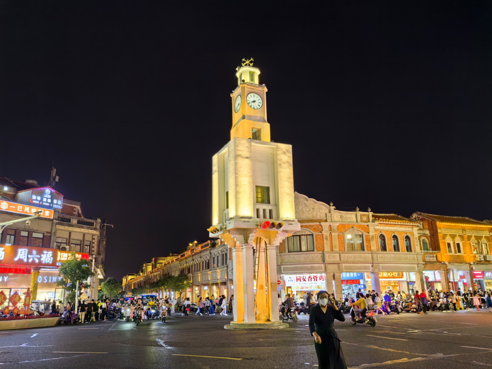 泉州西街夜景：钟楼下灯火通明的古城商业街